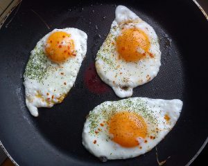 Lee más sobre el artículo Los huevos y el colesterol: ¿cuántos pueden comerse realmente?